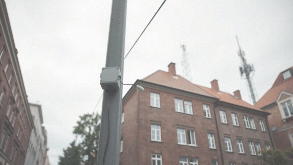 Jakie są różnice między świadczeniem usług światłowodowych a mobilnych?