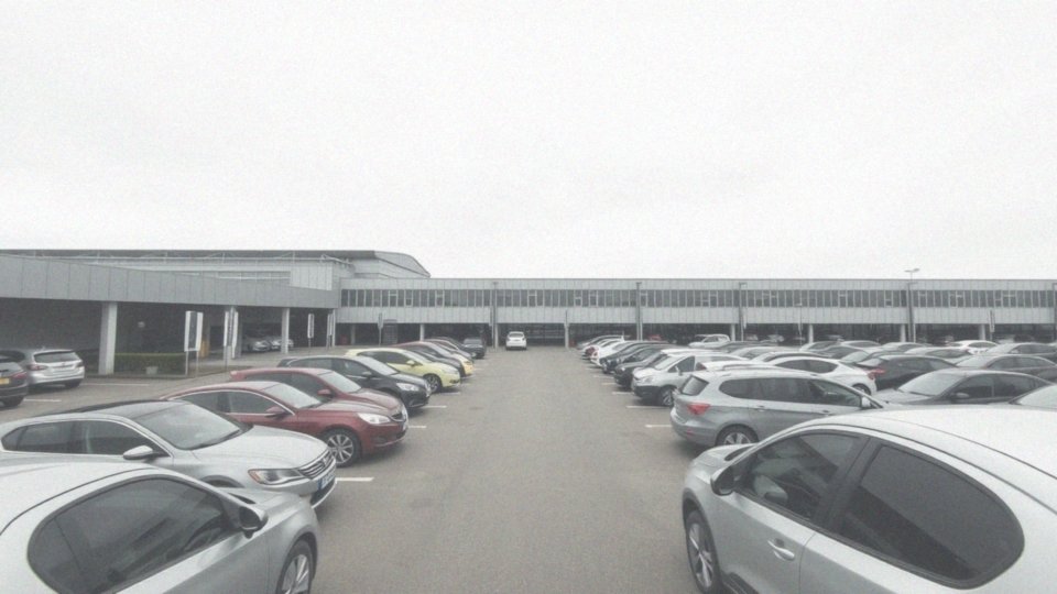 Parking Okęcie – porównywarka ofert i ceny parkingów lotniskowych